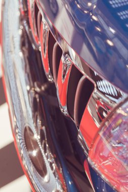 Mavi aracın farlarını yazın, alanın derinliğine dikkat edin.