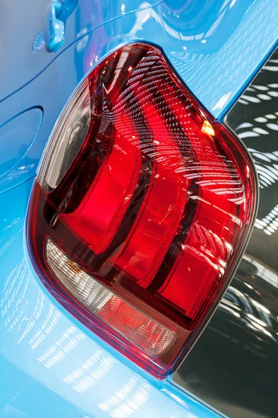 Mavi araçlardaki fren lambaları, alan derinliğine dikkat edin.