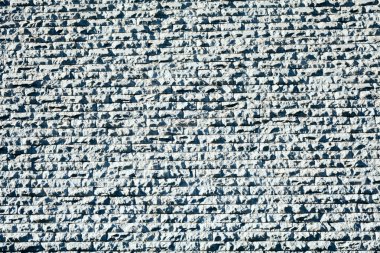 Parlak tuğlalardan oluşan duvarın bir parçası 