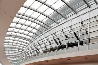 Metal çerçeveli ve camlı parlak iç tavanlar.