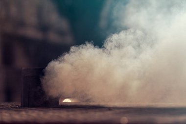 Kışın evin bacasından çıkan dumanlar, tarlanın sığ derinliğine dikkat edin.