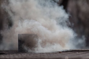 Kışın evin bacasından çıkan dumanlar, tarlanın sığ derinliğine dikkat edin.