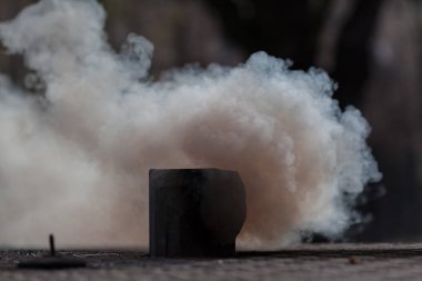 Kışın evin bacasından çıkan dumanlar, tarlanın sığ derinliğine dikkat edin.