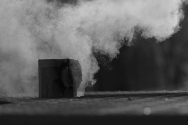 Kışın evin bacasından çıkan dumanlar, tarlanın sığ derinliğine dikkat edin.