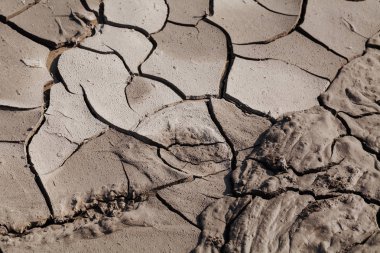 Çamur doğada kurumuş, alanın derinliğine dikkat edin.