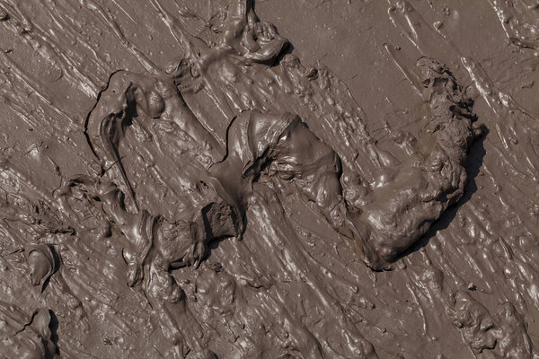 грязная проселочная дорога осенью, обратите внимание на поверхностную глубину поля
