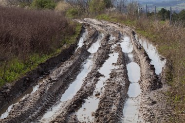 Karların erimesinden sonra çamurlu yol, alanın sığ derinliğine dikkat edin