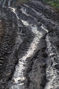 Karların erimesinden sonra çamurlu yol, alanın sığ derinliğine dikkat edin