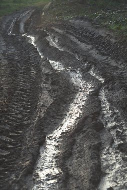 Karların erimesinden sonra çamurlu yol, alanın sığ derinliğine dikkat edin