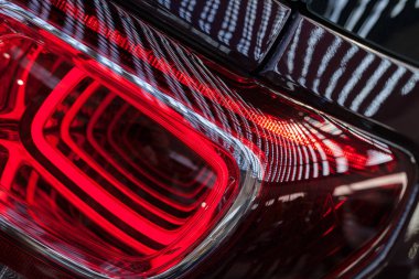 Arabanın farlarındaki ışığın yansımaları, sığ alan derinliğine dikkat edin.