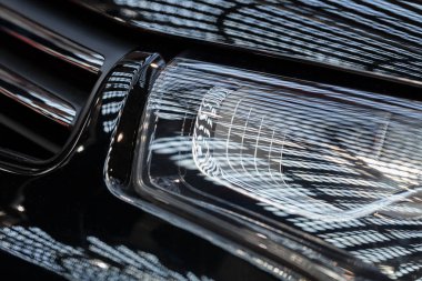 Arabadaki farlar soyut, alanın derinliğine dikkat edin.