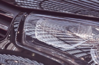 Arabadaki farlar soyut, alanın derinliğine dikkat edin.