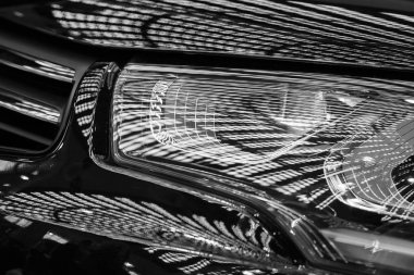 Arabadaki farlar soyut, alanın derinliğine dikkat edin.