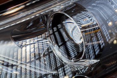 Arabadaki farlar soyut, alanın derinliğine dikkat edin.