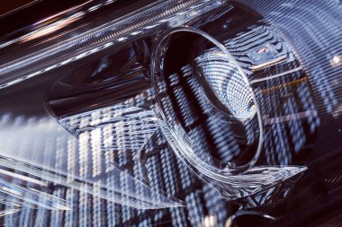 Arabadaki farlar soyut, alanın derinliğine dikkat edin.