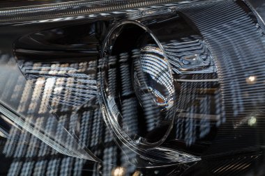 Arabadaki farlar soyut, alanın derinliğine dikkat edin.