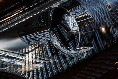 Arabadaki farlar soyut, alanın derinliğine dikkat edin.