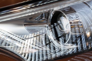 Arabadaki farlar soyut, alanın derinliğine dikkat edin.