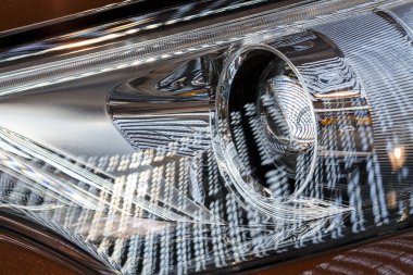 Arabadaki farlar soyut, alanın derinliğine dikkat edin.