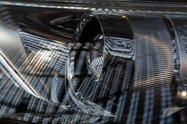 Arabadaki farlar soyut, alanın derinliğine dikkat edin.