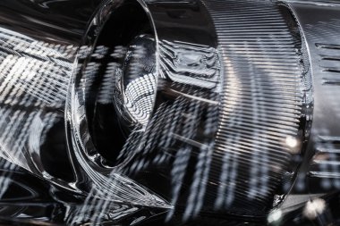 Arabadaki farlar soyut, alanın derinliğine dikkat edin.