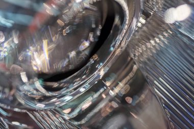 Soyut efektli aracın farlarını yazın, alanın derinliğine dikkat edin