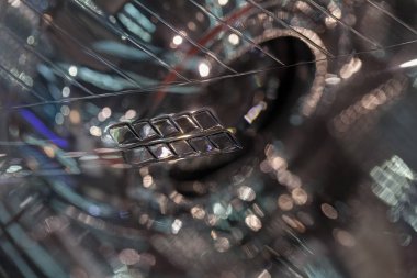 Soyut efektli aracın farlarını yazın, alanın derinliğine dikkat edin