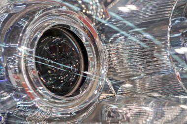 Soyut efektli aracın farlarını yazın, alanın derinliğine dikkat edin