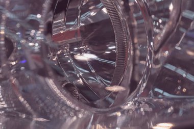 Soyut efektli aracın farlarını yazın, alanın derinliğine dikkat edin