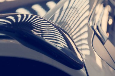 Arabanın farlarındaki ışığın yansımaları, sığ alan derinliğine dikkat edin.