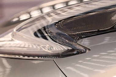 Arabanın farlarındaki ışığın yansımaları, sığ alan derinliğine dikkat edin.