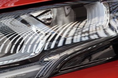 Arabanın farlarındaki ışığın yansımaları, sığ alan derinliğine dikkat edin.