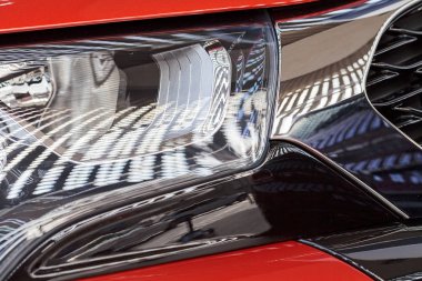 Arabanın farlarındaki ışığın yansımaları, sığ alan derinliğine dikkat edin.