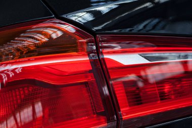 Arabanın farlarındaki ışığın yansımaları, sığ alan derinliğine dikkat edin.