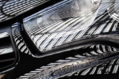 Aracın soyut farları, alan derinliğine dikkat edin