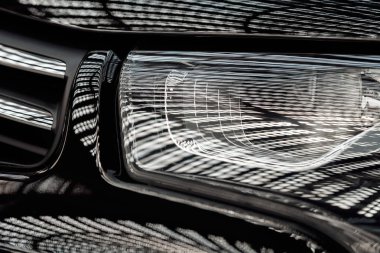 Aracın soyut farları, alan derinliğine dikkat edin