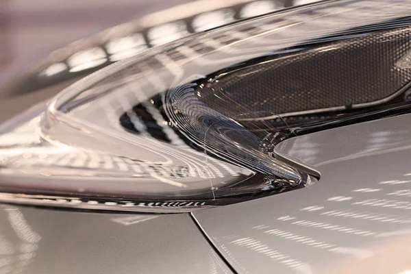 Arabanın farlarındaki ışığın yansımaları, sığ alan derinliğine dikkat edin.