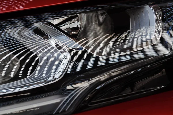 Arabanın farlarındaki ışığın yansımaları, sığ alan derinliğine dikkat edin.