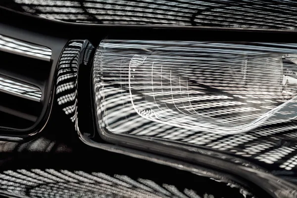 Aracın soyut farları, alan derinliğine dikkat edin