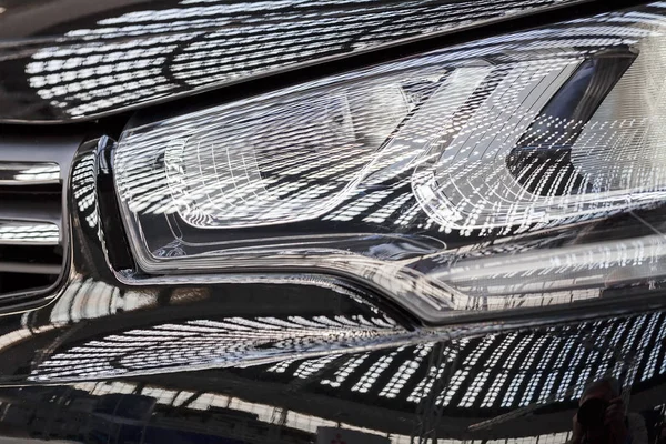 Aracın soyut farları, alan derinliğine dikkat edin