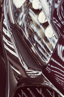 Arabadaki farlardan gelen soyut beyaz ışık, yüzeysel alan derinliği değil.