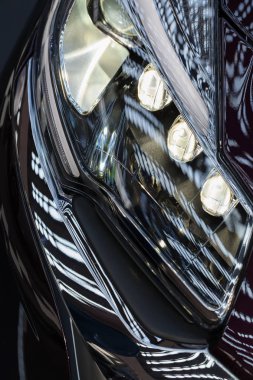 Arabadaki farlardan gelen soyut beyaz ışık, yüzeysel alan derinliği değil.