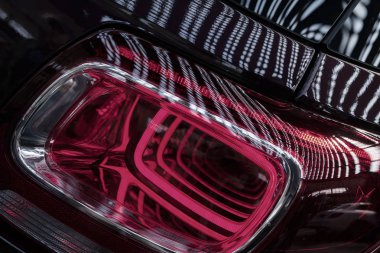 Arabadaki farlardan gelen soyut kırmızı ışık, yüzeysel alan derinliği değil.