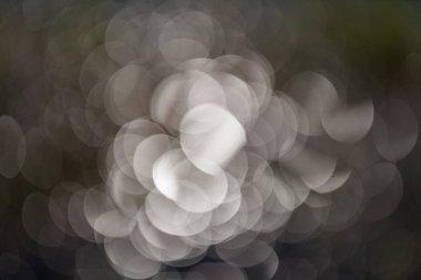 bulanık arkaplan için siyah arkaplan üzerindeki beyaz ışıktan türetilmiş gri soyutlama