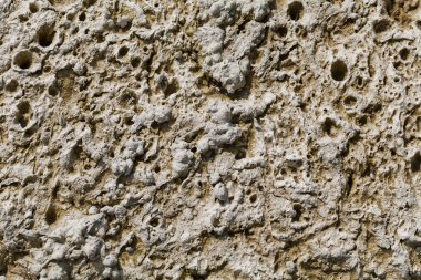 Arka plan olarak eski pürüzlü, delinmiş duvar, yüzeysel alan derinliğine dikkat edin