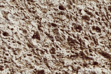 Arka plan olarak eski pürüzlü, delinmiş duvar, yüzeysel alan derinliğine dikkat edin