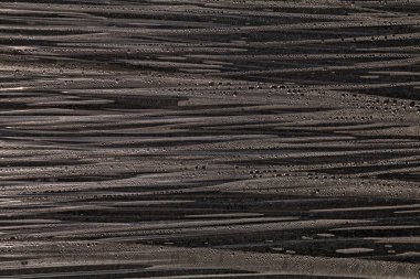 Çimentoya şeffaf naylon döküyor.