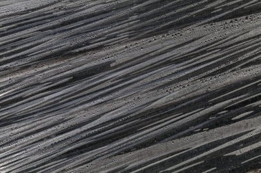 Çimentoya şeffaf naylon döküyor.