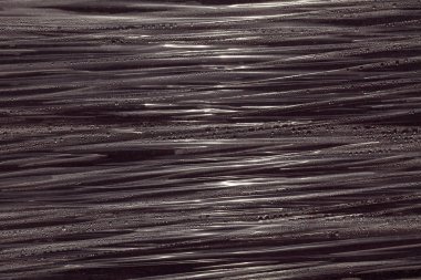 Çimentoya şeffaf naylon döküyor.