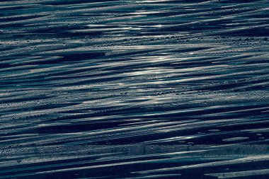 Çimentoya şeffaf naylon döküyor.